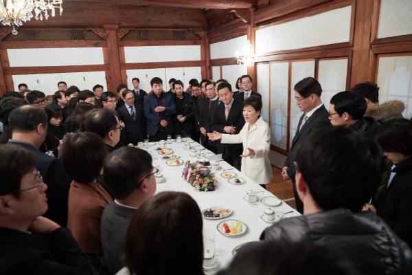 2017년 1월 1일 청와대 상춘재에서 열린 출입기자단과의 신년인사회를 겸한 기자간담회에서 박근혜 대통령이 국정농단 의혹에 대한 입장을 밝히는 모습. 청와대 제공