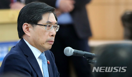 【과천=뉴시스】박주성 기자 = 박상기 법무부 장관이 11일 오전 정부과천청사 법무부 3층 브리핑실에서 법조기자단과 간담회를 갖고 있다. 2018.01.11. park7691@newsis.com