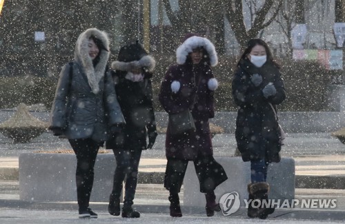 '추위에 눈까지' [연합뉴스 자료사진]