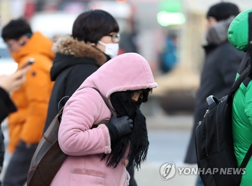 체감온도 -16도, 꽁꽁 언 출근길  (서울=연합뉴스) 김인철 기자 = 전국 대부분 지역의 체감온도가 -10도 안팎에 머물며 매서운 추위가 계속되는 11일 오전 서울 종로구 광화문 일대에서 출근길 시민들이 발걸음을 재촉하고 있다. 2018.1.11