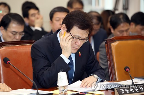 자료보는 최종구 금융위원장 (서울=연합뉴스) 박동주 기자 = 11일 오후 국회에서 열린 4차산업혁명 특별위원회 전체회의에서 최종구 금융위원장이 자료를 보고 있다. 2018.1.11 pdj6635@yna.co.kr