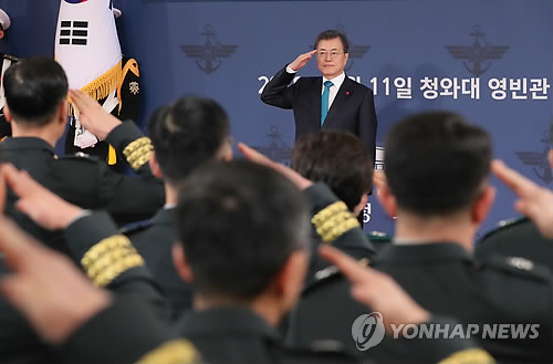 장군들에게 경례 받는 문 대통령 (서울=연합뉴스) 배재만 기자 = 문재인 대통령이 11일 오후 청와대 영빈관에서 열린 준장 진급자 56명에 대한 삼정검 수여식에서 육해공군 장성들에게 경례를 받고 있다. 2018.1.11 scoop@yna.co.kr