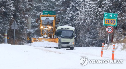 쉼 없는 제설 (제주=연합뉴스) 박지호 기자 = 대설특보가 내려진 11일 오전 제설차량이 제주 1100도로에서 작업하고 있다. 2018.1.11      jihopark@yna.co.kr