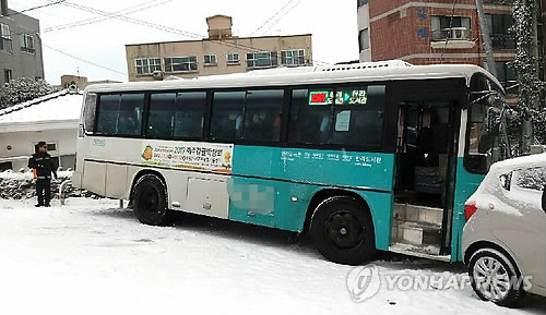 빙판에 미끄러진 버스 (제주=연합뉴스) 11일 오전 8시 35분께 제주시 오라2동 오라초등학교 인근에서 시내버스가 폭설로 얼어붙은 도로를 지나다 빙판길에 미끄러져 있다. 2018.1.11 [제주소방안전본부 제공=연합뉴스]      bjc@yna.co.kr