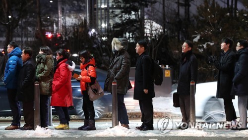 '날씨는 춥고, 버스는 안 오고'