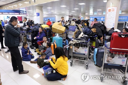제주공항에 발 묶인 외국인 관광객