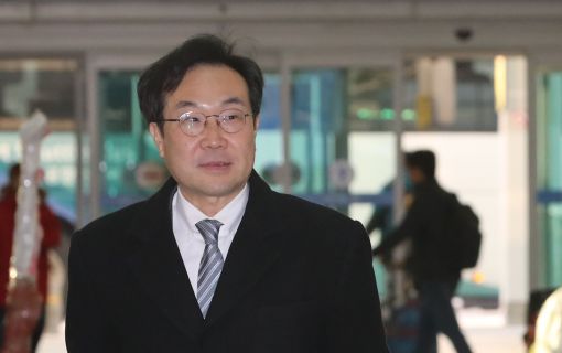 북핵 6자회담 우리 측 수석대표인 이도훈 외교부 한반도평화교섭본부장이 한미 수석대표 협의 등을 위해 28일 오전 인천공항을 통해 미국으로 출국하고 있다. (사진=연합뉴스)