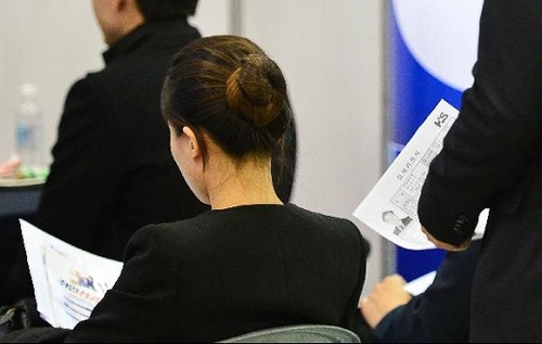 한 구직자가 입시 면접을 기다리고 있다. / 조선일보 DB