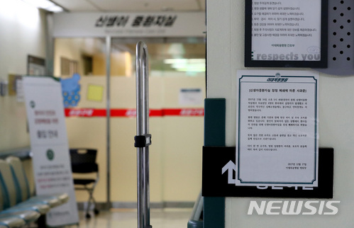 【서울=뉴시스】박진희 기자 = 신생아 사망 사건이 발생한지 하루가 지난 18일 오후 서울 양천구 이대목동병원 신생아 중환자실 앞에 "신생아중환자실 잠정 폐쇄에 따른 사과문"이 붙어 있다. 지난 16일 오후 9시30분께부터 오후 11시30분께 사이 이대목동병원 신생아 중환자실에서 남아 2명, 여아 2명 등 총 4명의 환아가 연달아 숨졌으며, 현재 경찰이 수사중에 있다. 2017.12.18.pak7130@newsis.com