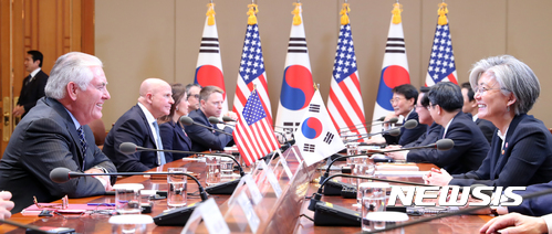 【서울=뉴시스】전진환 기자 = 지난해 11월7일 청와대에서 열린 문재인 대통령과 트럼프 미국 대통령간의 확대정상회담 시작에 앞서 강경화 외교장관과 틸러슨 미 국무장관이 대화를 나누고 있다. 2017.11.07.amin2@newsis.com