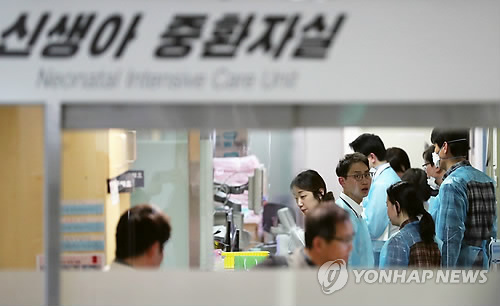이대목동병원 신생아실 압수수색하는 경찰 (서울=연합뉴스) 신준희 기자 = 19일 오후 서울지방경찰청 광역수사대 관계자들이 이대목동병원 신생아 중환자실에서 신생아 사망사건 관련 압수수색을 하고 있다. 2017.12.19 hama@yna.co.kr