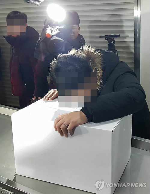오열하는 사망 신생아 유족 (서울=연합뉴스) 최평천 기자 = 18일 오전 신생아 4명이 잇따라 숨진 사고가 발생한 서울 양천구 이대목동병원에서 사고로 숨진 신생아의 시신이 부검을 위해 국과수 서울분소로 옮겨지고 있다. 한 유족이 오열하고 있다. 2017.12.18 pc@yna.co.kr