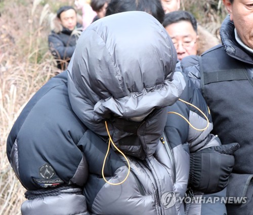 현장검증 중인 고준희양 친부 [연합뉴스 자료사진]