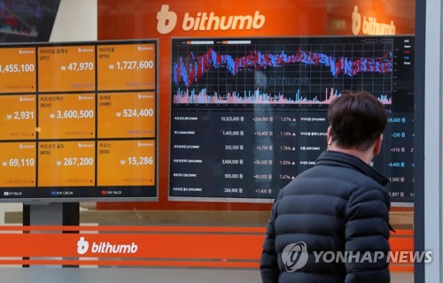 가상화폐 거래소 폐쇄 논란 (서울=연합뉴스) 김인철 기자 = 지난 12일 오후 서울 중구의 한 가상화폐 거래소에서 시민들이 시세전광판을 살펴보고 있다.     yatoya@yna.co.kr