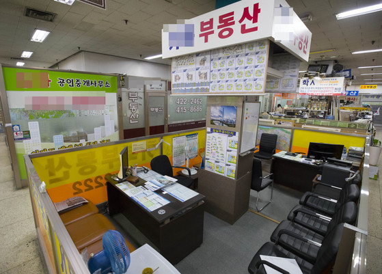정부가 고강도 단속 방침을 밝힌 다음 날인 12일, 서울의 한 부동산 업체 밀집 상가가 한산한 모습이다.