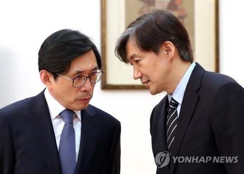 대화 나누는 조국 민정수석(오른쪽)과 박상기 법무장관(왼쪽) [연합뉴스 자료사진]