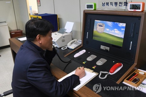 오후 3시 30분 판문점 연락채널 통해 남북 통화 (서울=연합뉴스) 3일 오후 3시 34분 경기 파주시 판문점 공동경비구역(JSA) 내 연락사무소 '남북직통전화'를 통해 우리측 연락관이 북측과 통화하고 있다.       통일부는 전화는 오후 3시 30분에 북한이 걸어왔으며, 전화와 팩스가 정상적으로 가동되는지 확인했다고 전했다.   2018.1.3  [통일부 제공=연합뉴스]       photo@yna.co.kr