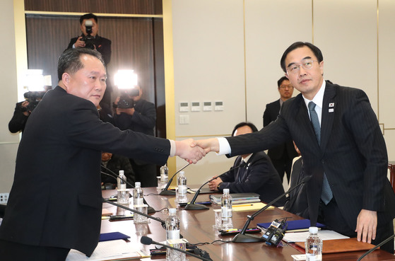 지난 9일 판문점 남측지역인 평화의 집에서 열린 남북고위급 회담에서 조명균 통일부 장관(오른쪽)과 북측 단장(수석대표)인 이선권 조국평화통일위원장이 공동보도문(합의문)에 서명한 뒤 악수하고 있다. 남북은 이날 평창 겨울올림픽에 대규모 북한 대표단 파견과 이를 위한 실무회담을 진행하는 내용을 골자로 3개항에 합의했다. 하지만 남측이 제안한 이산가족 상봉문제는 합의하지 못했다. [사진 공동취재단]
