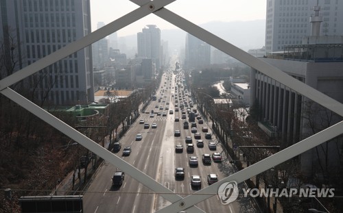 미세먼지와 안개에 갇힌 서울 (서울=연합뉴스) 김도훈 기자 = 서울시가 '서울형 미세먼지 비상저감조치'에 따라 출퇴근 시간 대중교통을 무료로 운행하는 등 차량2부제 시민참여를 유도한 15일 오전 서울 서초구 누에다리에서 본 도심이 안개와 미세먼지에 갇혀 있다. 2018.1.15              superdoo82@yna.co.kr