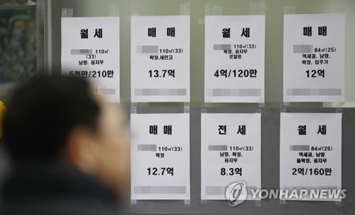 천정부지로 뛰는 강남 집값 (서울=연합뉴스) 박동주 기자 = 정부가 다주택자 잡기에 나선 가운데 서울 강남을 비롯한 일부 지역 아파트값이 천정부지로 뛰고 있다. 지난해 말부터 급격하게 심화된 이상 과열 현상으로, 서울 강남을 비롯해 도심권 요지의 아파트 매물이 품귀 현상을 빚으며 몸값이 급등하고 있다. 사진은 14일 서울시 송파구 잠실동의 한 부동산중개업소 앞. 2018.1.14      pdj6635@yna.co.kr