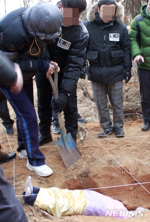 【전주=뉴시스】강인 기자 = 4일 고준희양의 아버지 고모(37)씨, 내연녀 이모(36)씨, 내연녀 어머니 김모(62)씨에 대한 현장검증이 진행된 가운데 고씨가 전북 군산시 한 야산에서 준희양의 시신을 유기하는 상황을 재연하고 있다. 2018.01.04 kir1231@newsis.com