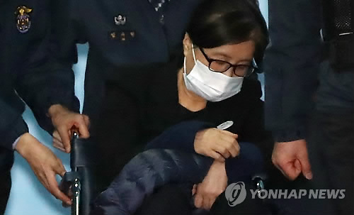 최순실씨가 1심 결심공판을 마치고 휠체어를 탄 채 지난달 14일 오후 서울 서초구 서울중앙지법을 나서고 있다. [연합뉴스 자료사진]