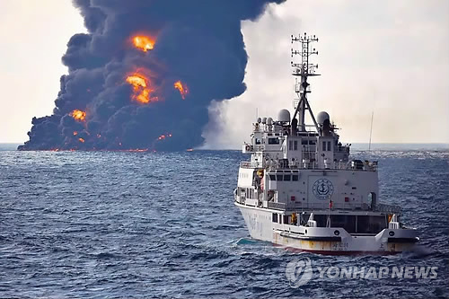 中동부해상 사고 유조선 상치호 완전 침몰 (홍콩 AFP=연합뉴스) 중국 동부 해상에서 화물선과 충돌한 뒤 불이 난 유조선 '상치(SANCHI)'호에서 14일(현지시간) 화염과 함께 검은 연기가 치솟고 있다. 중국 해사국은 이날 오전까지 불길이 계속되던 상치호가 오후 3시께 완전히 침몰했다고 발표했다. 이란 최대 업체인 이란국영유조선이 운영하는 상치호는 지난 6일 13만6천t의 콘덴세이트유를 싣고 이란에서 한국으로 향하다 홍콩 선적 화물선 '창펑수이징(CF CRYSTAL)'호와 충돌한 뒤 불길에 휩싸였다.      ymarshal@yna.co.kr
