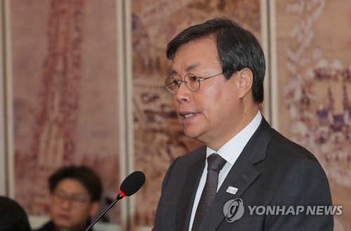 현안보고 하는 도종환 장관 (서울=연합뉴스) 이정훈 기자 = 도종환 문화체육관광부 장관이 15일 오전 국회에서 열린 평창동계올림픽 및 국제경기지원 특별위원회에서 현안보고를 하고 있다. 2018.1.15      uwg806@yna.co.kr