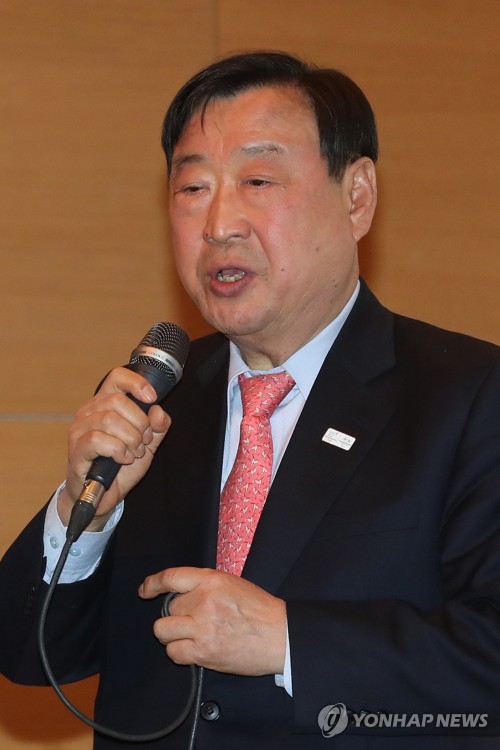 인사말 하는 이희범 조직위원장 (서울=연합뉴스) 강민지 기자 = 10일 오전 서울 서대문구 풍산빌딩 강당에서 열린 2018 평창 동계올림픽대회 기념은행권ㆍ기념주화 특별기획세트 공개 발표회에 이희범 2018 평창동계올림픽대회 및 동계패럴림픽대회 조직위원회 위원장이 인사말을 하고 있다. 2018.1.10      mjkang@yna.co.kr