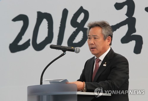 인사말 하는 이기흥 대한체육회장 (진천=연합뉴스) 서명곤 기자 = 12일 오후 충북 진천 국가대표선수촌에서 열린 2018 국가대표 훈련 개시식에서 이기흥 대한체육회장이 인사말을 하고 있다. 2018.1.12      seephoto@yna.co.kr