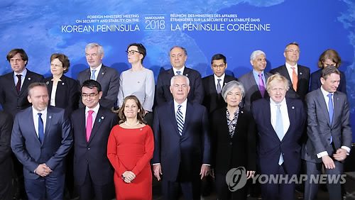 日本・カナダ・アメリカ・韓国外交長官一席に (バンクーバー=連合ニュース) オックチォル特派員 = 16日(現地時間) カナダバンクーバーコンベンションセンターで開かれた韓半島安保及び安定に対する外交長官回の(バンクーバー回の) 進行途中セッション休み時間に持ったファミリフォトタイムに河野茶炉日本外務相(前列左側二番目から)とクリスティアフリーランドカナダ外交長官, レックスティルロスン米国務長官, 強硬化外交部長官が順に立ってポーズを取っている. 2018.1.17