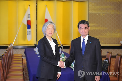 2017年 12月日本で開かれた外交長官会議後強硬化外交長官と河野茶炉(河野太郎) 日本外務相が握手をしている姿 [AFP=連合ニュース資料写真]
