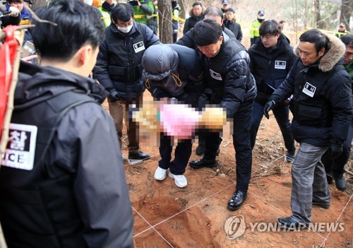 딸 시신 유기..현장검증 (군산=연합뉴스) 최영수 기자 = 고준희(5)양의 친부가 4일 전북 군산시 내초동 한 야산에서 열린 현장검증에서 준희 양의 시신을 대신해 인형을 묻는 장면을 재연하고 있다. 2018.1.4 kan@yna.co.kr (끝)