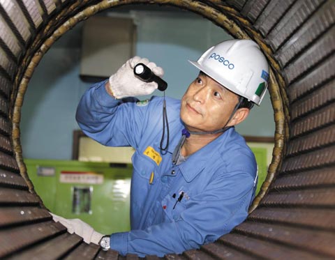 ポスコソンビョングラック名将が大型電動機の内部状態をよく見ている. 41年間‘電場が’で働いて電動機技術分野 1人者で数えられる彼は最近役員あいさつでポスコ歴史上初名将(名匠) 出身役員になった. /ポスコ