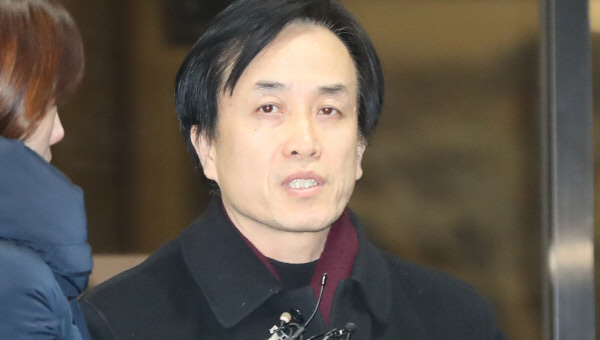 지난 13일 새벽 검찰 조사를 받고 서울중앙지검을 나서는 김희중 전 청와대 제1부속실장. 연합뉴스