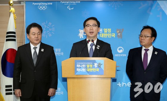 천해성 통일부 차관이 17일 서울 종로구 정부서울청사 브리핑룸에서 남북 실무회담 전체회의 결과를 발표하고 있다. /사진=뉴스1