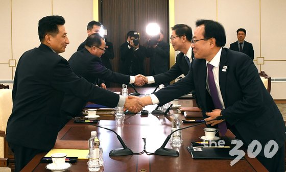 17일 경기도 파주시 판문점 남측 평화의 집에서 열린 남북 실무회담 전체회의에서 우리측 천해성 통일부 차관(오른쪽)과 북측 전종수 조국평화통일위원회 부위원장 등이 악수하고 있다. /사진=뉴스1