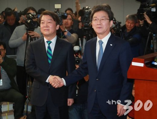 통합을 추진중인 국민의당과 바른정당의 대표 안철수, 유승민이 18일 오전 서울 여의도 국회 정론관에서 통합공동선언문 발표에 앞서 손을 잡고 사진촬영을 하고 있다. /사진=이동훈 기자