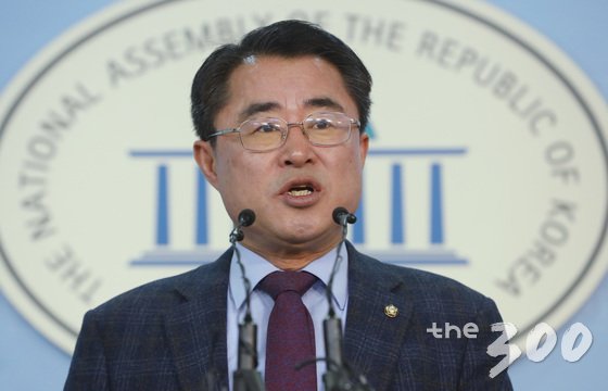 국민의당지키기운동본부 대변인인 최경환 국민의당 의원이 18일 오전 서울 여의도 국회 정론관에서 안철수 대표와 유승민 바른정당 대표의 통합선언을 비판하는 기자회견을 갖고 있다.  <저작권자 © 뉴스1코리아, 무단전재 및 재배포 금지>