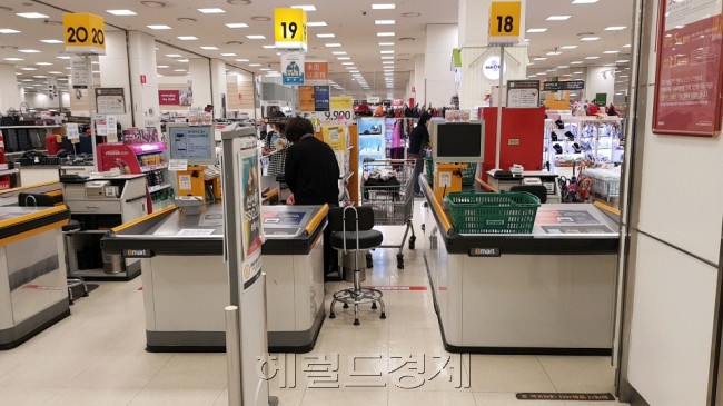 서울의 한 대형마트 매장에서 서서 일하고 있는 한 캐셔 모습.