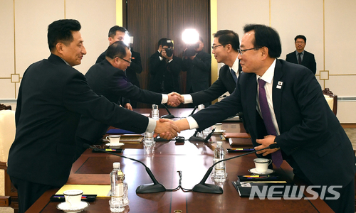 【서울=뉴시스】 17일 경기도 파주시 판문점 평화의 집에서 열린 '북한의 2018 평창동계올림픽 참가와 관련 남북 차관급 실무회담'에 참석한 천해성 통일부 차관 및 대표단과 전종수 조국평화통일위원회(조평통) 부위원장 및 대표단이 종결회의 종료 후 인사를 나누고 있다. 2018.01.17. (사진=통일부 제공) photo@newsis.com