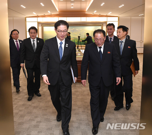 【서울=뉴시스】 17일 경기도 파주시 판문점 평화의 집에서 열린 '북한의 2018 평창동계올림픽 참가와 관련 남북 차관급 실무회담'에 참석한 천해성 통일부 차관 및 대표단과 전종수 조국평화통일위원회(조평통) 부위원장 및 대표단이 종결회의 종료 후 평화의 집을 나서고 있다. 2018.01.17. (사진=통일부 제공) photo@newsis.com