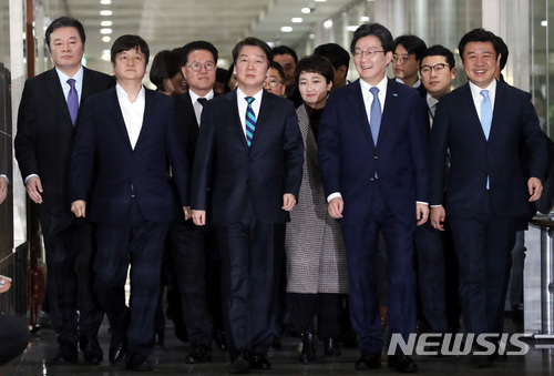 【서울=뉴시스】박영태 기자 = 국민의당 안철수, 바른정당 유승민 대표가 18일 오전 서울 여의도 국회 정론관에서 공동 통합선언문을 발표하기 위해 함께 이동하고 있다. 2018.01.18.since1999@newsis.com