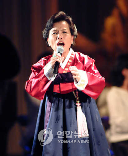 MBC 평양 특별공연 MBC 평양 특별공연 이미자의 <평양동백아가씨>공연//북한/ 2002.9.27 (조선신보=연합뉴스)