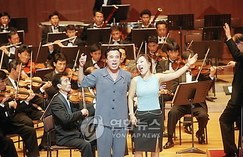 남북 이중창 조수미와 리영욱의 열창 (서울=연합뉴스) 배재만 기자 = 분단후 처음으로 서울 예술의 전당 콘서트홀에서 열릴 조선국립교향악단과 KBS교향악단과의 첫 합동음악회에서 이중창을 부를 조수미씨와 북한의 리영욱씨가 공연에 앞서 열린 리허설에서 베르디의 라 트라비아타 중 이중창 '축배의 노래'를 함께 부르고 있다. 2000.8.21