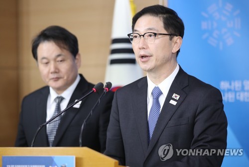 남북 공동보도문 설명하는 천해성 차관 (서울=연합뉴스) 김주성 기자 = 천해성 통일부 차관(오른쪽)이 17일 오후 서울 세종로 정부서울청사에서 북한의 평창동계올림픽 참여를 위한 차관급 실무회담에서 채택한 11개항의 공동보도문을 발표하고 있다.       남북은 평창 동계올림픽 개회식에 한반도기를 앞세워 공동 입장하며, 여자아이스하키 종목에서 남북단일팀을 구성하기로 합의했다. 또 남북은 평창 동계올림픽대회 개막 전 북측 금강산 지역에서 남북 합동 문화행사와 북측 마식령스키장에서 남북 스키선수들의 공동훈련을 진행하기로 했다.     utzza@yna.co.kr