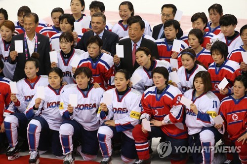 남북 '여자아이스하키 단일팀 구성' 등 11개항 공동보도문 채택 (서울=연합뉴스) 남북은 17일 판문점 남측 '평화의집'에서 개최한 북한의 평창동계올림픽 참여를 위한 차관급 실무회담에서 여자아이스하키 종목에서 남북단일팀을 구성하기로 하는 등의 11개항의 공동보도문을 채택했다.       사진은 지난 2017년 강릉에서 열린 세계선수권 디비전Ⅱ 그룹 A 대회에서 남북한 선수들이 기념촬영을 하는 모습. [연합뉴스 자료사진]     photo@yna.co.kr