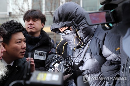 취재진 앞 고준희양 친부. [연합뉴스 자료사진]