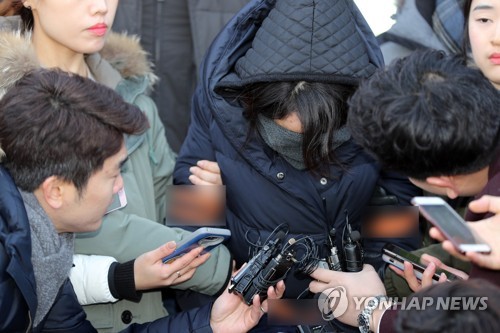 취재진 질문 거부하는 고준희양 친부 내연녀. [연합뉴스 자료사진]