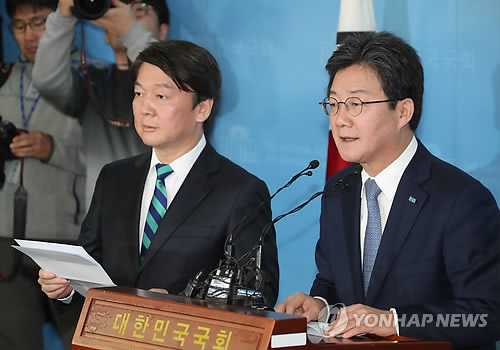 안철수-유승민 '통합 공동선언' (서울=연합뉴스) 백승렬 기자 = 국민의당 안철수 대표와 바른정당 유승민 대표가 18일 오전 국회 정론관에서 기자회견을 열고 통합 공동선언을 발표하고 있다.       srbaek@yna.co.kr